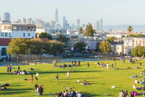 San Francisco, Usa - 28 Mayıs 2018: San Francisco geçmişi ve hafta sonları Dolores Park ziyaretçileri. 