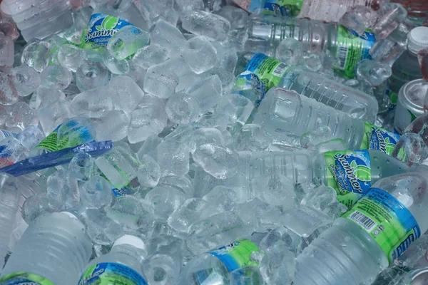 Botellas Plástico Con Agua Hielo — Foto de Stock