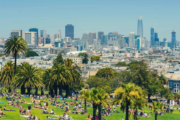 San Francisco, Usa - 28 Mayıs 2018: Dolores Park ziyaretçileri San Francisco arka planı, Ca. 