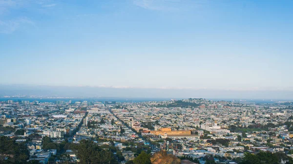 San Francisco şehri ve güneşli bir günde şehir merkezinin ufuk çizgisi. Kaliforniya, Usa