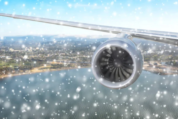 Gökyüzünde uçağın kanadının kırpılmış görüntüsü 