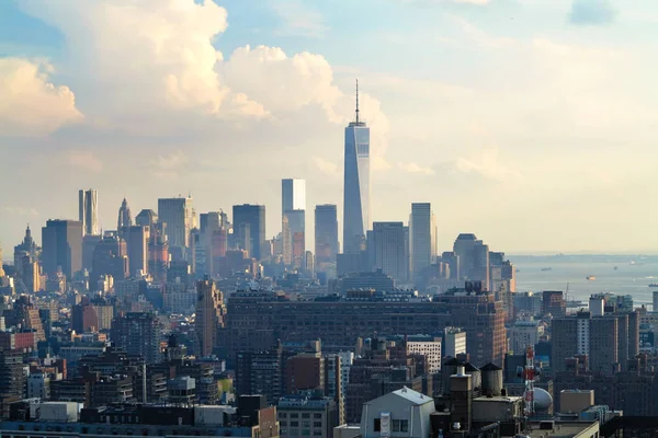 New York City, Manhattan gökdelenlerin havadan ve panoramik görünümü. Manhattan'ın gece şehir merkezinin en iyi görünümü. 