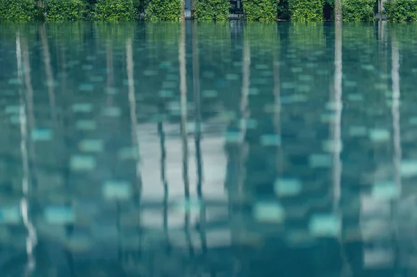 Reflexão Árvores Água Cristalina Piscina Espaço Para Texto — Fotografia de Stock