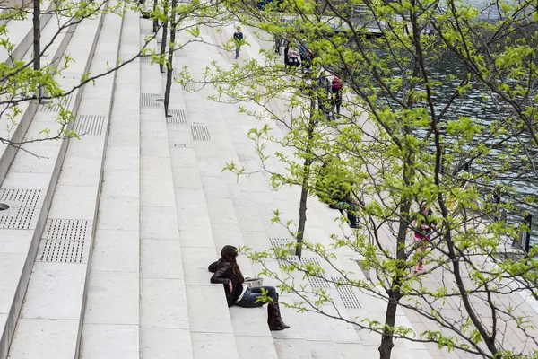 İnsanlar Chicago parkının merdivenlerinde dinleniyor. 