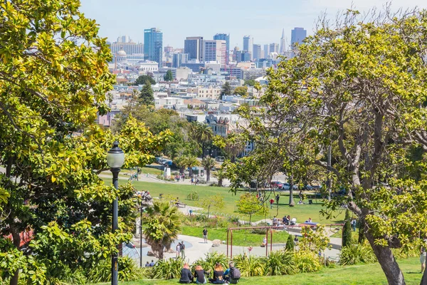 旧金山 Usa 2018年5月28日 旧金山多洛丽丝公园 Dolores Park 纪念日和周末的游客 — 图库照片