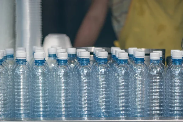 Ряд Пластиковых Бутылок Водой — стоковое фото
