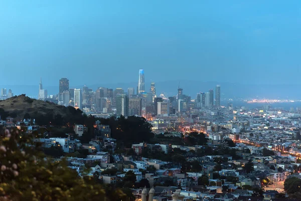 San Francisco şehri ve alacakaranlıkta şehir merkezinin ufuk çizgisi. Kaliforniya, Usa
