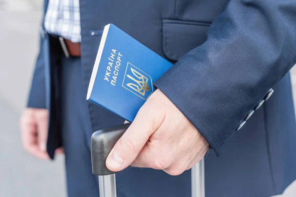 Homme Costume Bleu Avec Une Valise Passeport Ukrainien Aéroport Concept — Photo