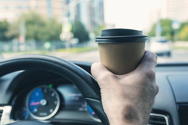 Idős Üzletember Aki Papírpohárból Iszik Kávét Miközben Autót Vezet Autópályán — Stock Fotó