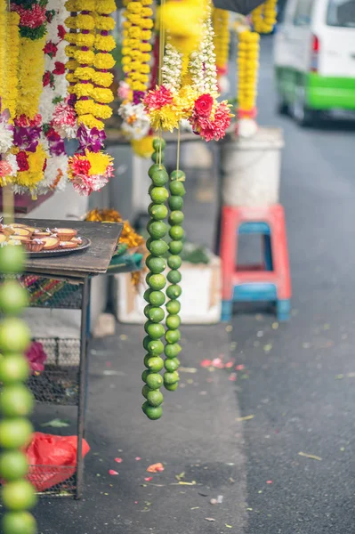 Dükkanda asılı yeşil limon manzarası