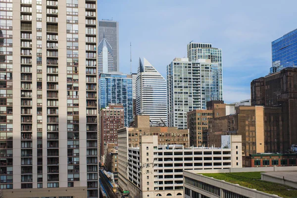 Şehirdeki modern binaların manzarası