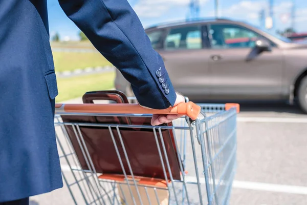 Чоловік Синьому Костюмі Йде Своєї Машини Візком Супермаркетів Бізнесмен Покупки — стокове фото
