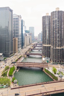 Chicago ufuk çizgisinde ve şehir merkezinde hava manzarası. Köprüleri olan Chicago Nehri. Illinois, Usa