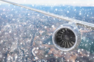 Gökyüzünde uçağın kanadı 