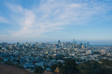 San Francisco şehri ve güneşli bir günde şehir merkezinin ufuk çizgisi. Kaliforniya, Usa