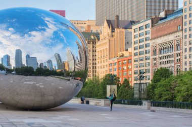 Chicago, Usa - 26 Mayıs 2018: Chicago 'daki Milenyum Parkı olarak da bilinen Bulut Kapısı' nın metal yüzeyinde şehir binalarının yansıması. Illinois, Amerika Birleşik Devletleri.