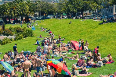 San Francisco, Usa - 28 Mayıs 2018: Dolores Park ziyaretçileri San Francisco arka planı, Ca. 