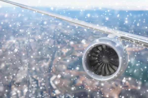 Gökyüzünde uçağın kanadı 