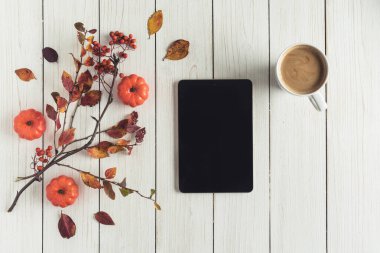 Yapraklı tablet ve kahve, beyaz tahta tahtalarda küçük balkabakları ve rowan. Geçmişi. Sonbahar, sonbahar konsepti. Düz yerde, üst tarafta. Instagram biçimi