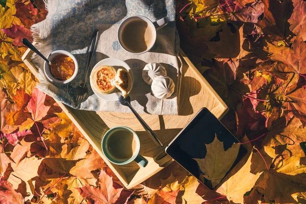 Tablette Und Frühstück Für Zwei Personen Auf Einem Holztablett Herbstlichen — Stockfoto