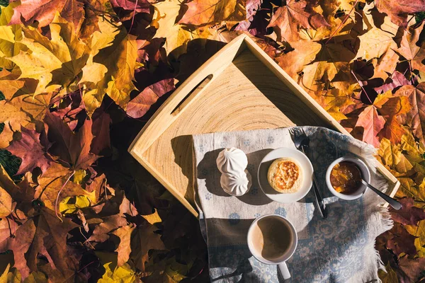 Morgonfrukost Kopp Kaffe Marshmallow Sylt Och Keso Pannkaka Trälåda Höstträdgård — Stockfoto