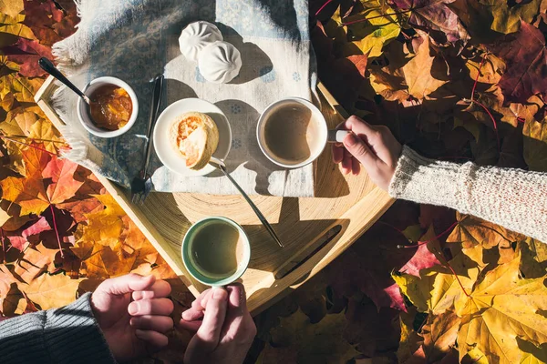 Männer Und Frauen Frühstücken Morgens Herbstlichen Garten Mit Bunten Ahornblättern — Stockfoto