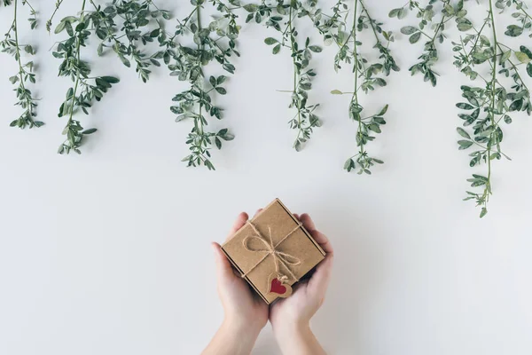 Vrouw Verpakking Geschenk Een Doos Kraftpapier Witte Houten Tafel Groene — Stockfoto