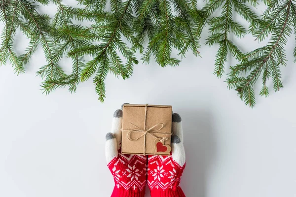 Woman Winter Gloves Packing Gift Box Kraft Paper White Wood — Stock Photo, Image