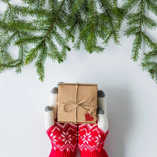 Woman Winter Gloves Packing Gift Box Kraft Paper White Wood — Stock Photo, Image