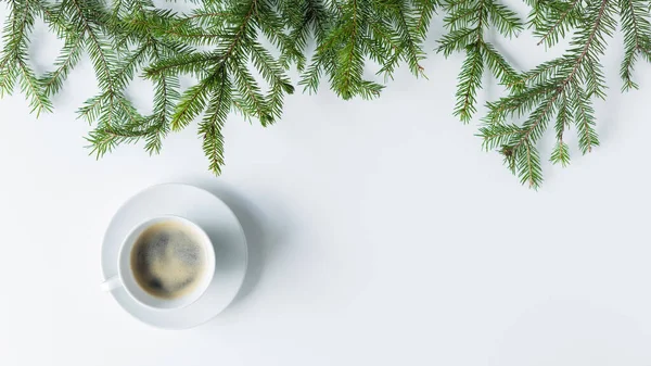 Kopp Med Svart Kaffe Gran Grenar Ett Vitt Bord Jul — Stockfoto