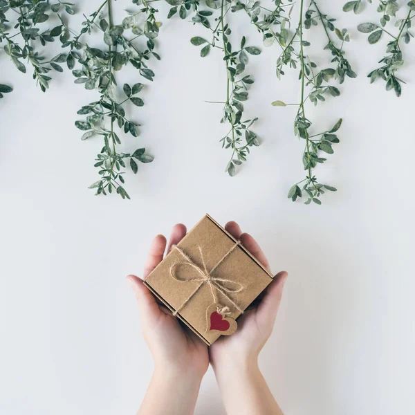 Vrouw Verpakking Geschenk Een Doos Kraftpapier Witte Houten Tafel Groene — Stockfoto