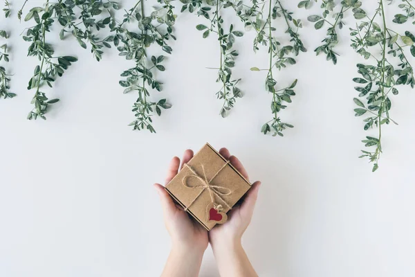 Vrouw Verpakking Geschenk Een Doos Kraftpapier Witte Houten Tafel Groene — Stockfoto