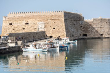 Heraklion limanında yat ve feribot. Panoramik ve üst görünüm. Girit Adası, Yunanistan
