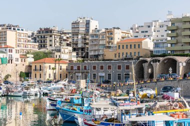 Heraklion limanında yat ve feribot. Panoramik ve üst görünüm. Girit Adası, Yunanistan