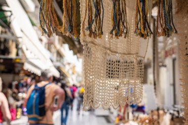 Yunanistan 'ın Girit kentindeki turist hediyelik eşya pazarında geleneksel masa örtüsü nakışlı