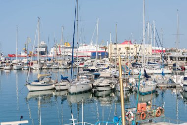 Heraklion limanında yat ve feribot. Panoramik ve üst görünüm. Girit Adası, Yunanistan