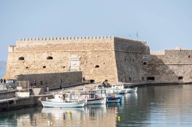 Heraklion limanında yat ve feribot. Panoramik ve üst görünüm. Girit Adası, Yunanistan