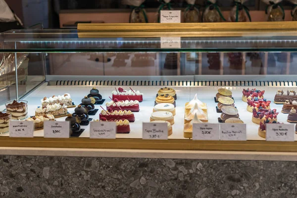 Beaux Gâteaux Savoureux Exposés Boulangerie Pâtisserie — Photo