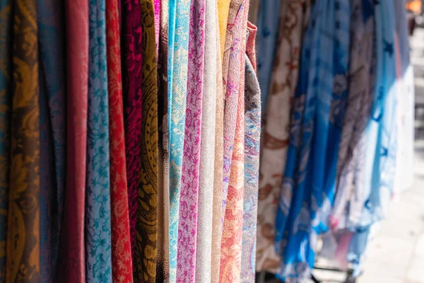 Bufandas Multicolores Colores Una Tienda Recuerdos Turística Mercado Textil — Foto de Stock