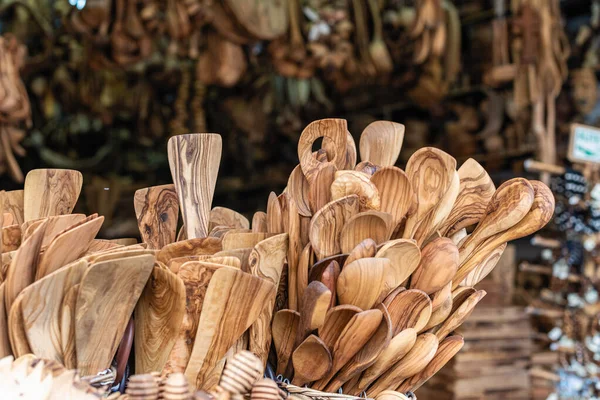 Παραδοσιακά Κρητικά Χειροποίητα Αντικείμενα Κουζίνας Από Ξύλο Ελιάς Κατάστημα Σουβενίρ — Φωτογραφία Αρχείου