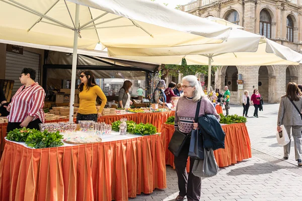 Άνθρωποι Περπατούν Στην Παλιά Αγορά Σουβενίρ Γυναικεία Επιλογή Πολύχρωμα Πασχαλινά — Φωτογραφία Αρχείου