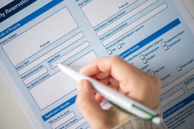 Mülk rezervasyonu formunu dolduran kadın, kabul edilmiş kira. Kira sözleşmesi