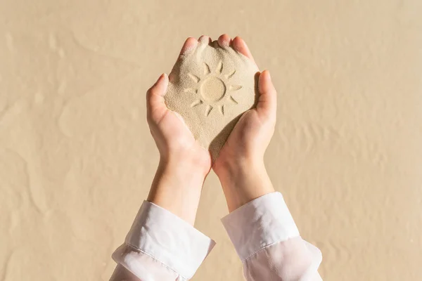 Kvinnlig Hand Med Handfull Sand Med Sol Handritad Sandig Tropisk — Stockfoto
