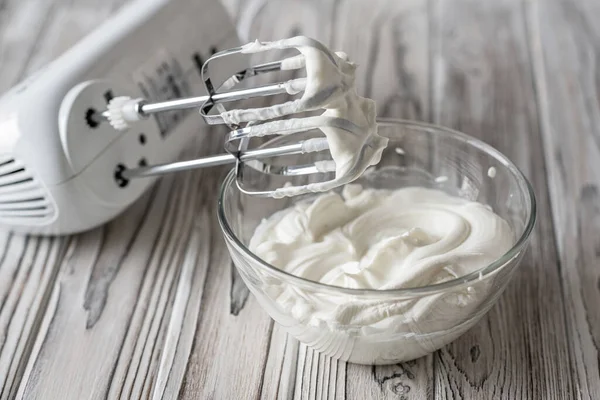 Vrouw Slagroom Met Elektrische Handmixer Grijze Rustieke Houten Tafel — Stockfoto