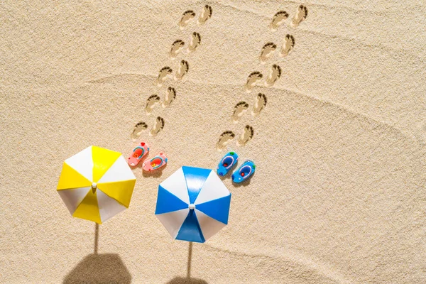 Vue Aérienne Une Plage Sable Avec Deux Parasols Paire Tongs — Photo