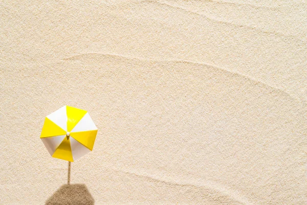 空中俯瞰着一个黄色的雨伞的沙滩 夏季和旅行概念 — 图库照片