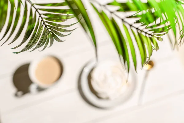 Merengue Limón Poco Pastel Una Tabla Madera Mesa Café Aire —  Fotos de Stock