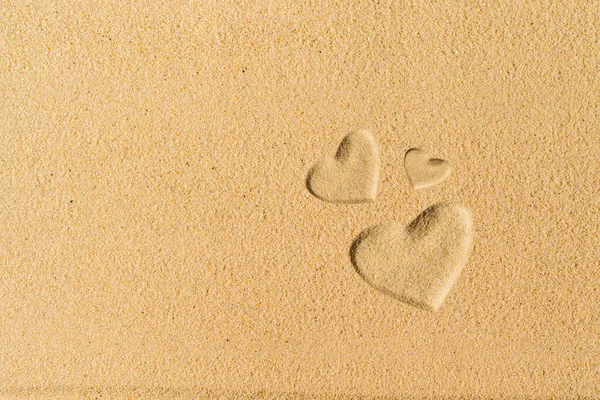Πολλές Καρδιές Ζωγραφισμένα Στο Χέρι Στην Άμμο Τροπική Παραλία Ημέρα — Φωτογραφία Αρχείου