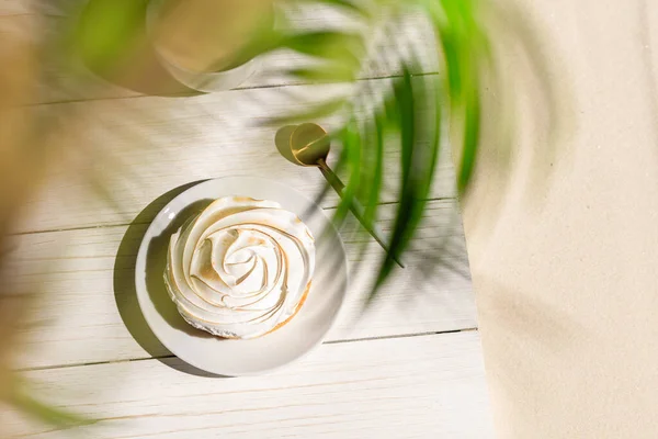 Merengue Limón Poco Pastel Una Tabla Madera Mesa Café Aire —  Fotos de Stock