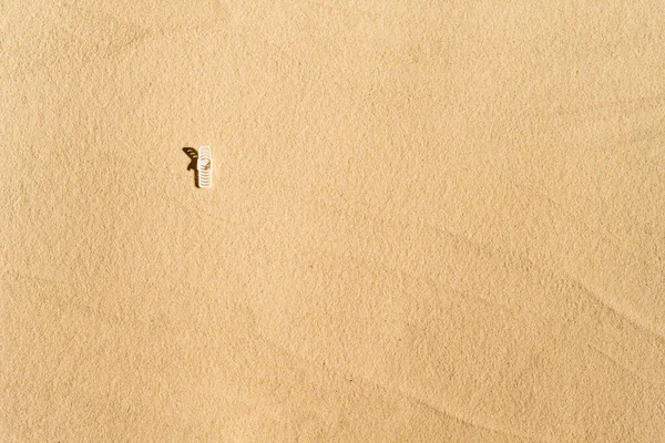 Вид Повітря Одне Сонячне Ліжко Вітальня Парасолька Піщаному Приватному Пляжі — стокове фото